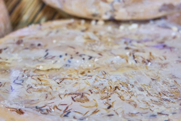 Casu Marzu, solucanlı sardalya peyniri.