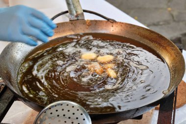 Arrubiolus, sardunya tatlısı ya da salata parmak yemeği, kızarmış deniz peyniri tarafından yapılır.