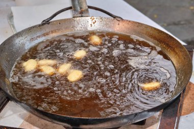Arrubiolus, sardunya tatlısı ya da salata parmak yemeği, kızarmış deniz peyniri tarafından yapılır.