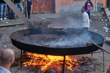 Barbagia, Belvi, Sardinya, İtalya 'da sonbaharda kızarmış kestane