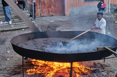 Barbagia, Belvi, Sardinya, İtalya 'da sonbaharda kızarmış kestane