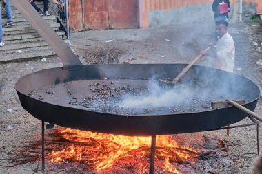 Barbagia, Belvi, Sardinya, İtalya 'da sonbaharda kızarmış kestane