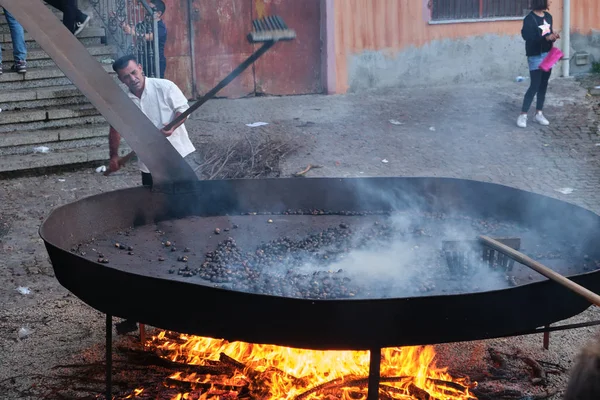 Barbagia, Belvi, Sardinya, İtalya 'da sonbaharda kızarmış kestane