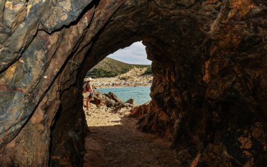 Cala Domestica, özellikle kapalı bir uçurumdaki sardunya plajı, Buggerru, Sardinya, İtalya