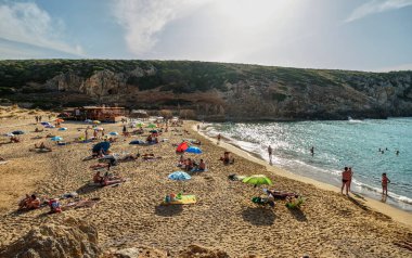Cala Domestica, özellikle kapalı bir uçurumdaki sardunya plajı, Buggerru, Sardinya, İtalya