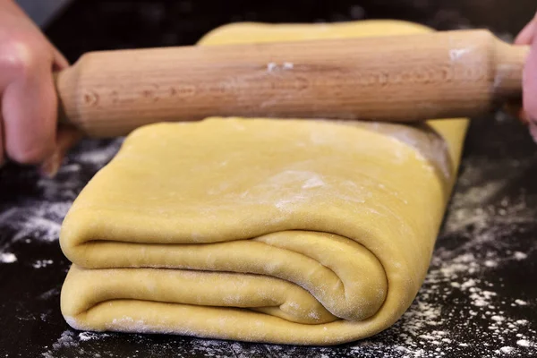 Perfekt Hemlagad Fransk Croissant Från Degen Till Matlagningen Stockfoto