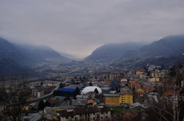 Saint Vincent manzarası, Aosta Vadisi, Alplerdeki dağ italyan şehri.