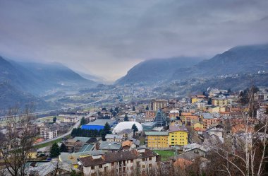 Saint Vincent manzarası, Aosta Vadisi, Alplerdeki dağ italyan şehri.