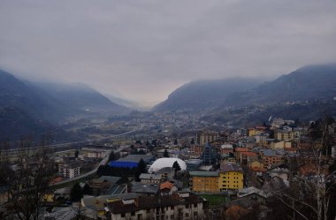 Saint Vincent manzarası, Aosta Vadisi, Alplerdeki dağ italyan şehri.