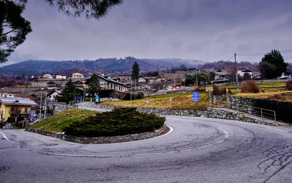 Saint Vincent manzarası, Aosta Vadisi, Alplerdeki dağ italyan şehri.