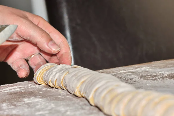 Çiğ İtalyan ev yapımı tagliatelle makarnası, yumurta ve undan yapılmış.