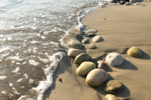 Pietre sulla spiaggia di mare — Foto Stock
