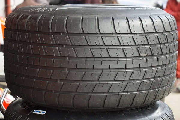 Sportovní závodní pneumatiky — Stock fotografie