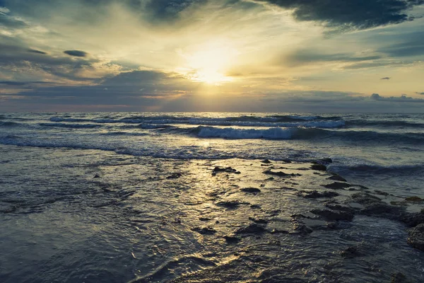 Nascer do sol bonito na praia — Fotografia de Stock