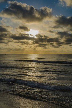 Sunrise beach ve bulutlar