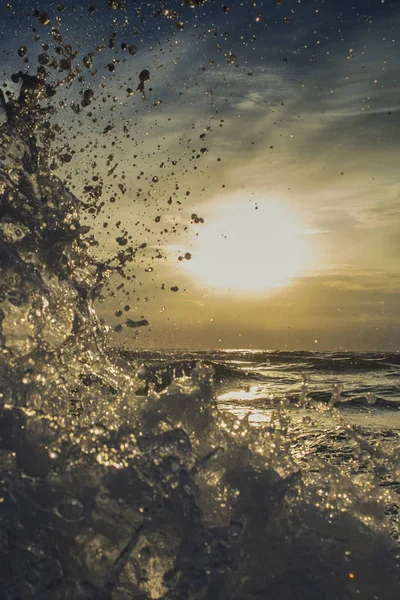 Fröccsenő víz a tengerben — Stock Fotó