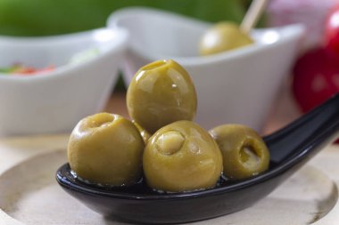 Sızma zeytinyağı ile İspanyol zeytin