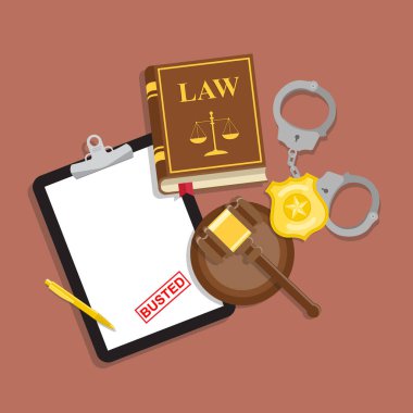 Polis raporunda siyah tablet üzerindeki kırmızı pul polis kelepçeleri ve hukuk kitabı, tokmak ve kahverengi arka planda altın rozet ile birlikte yer alıyor.