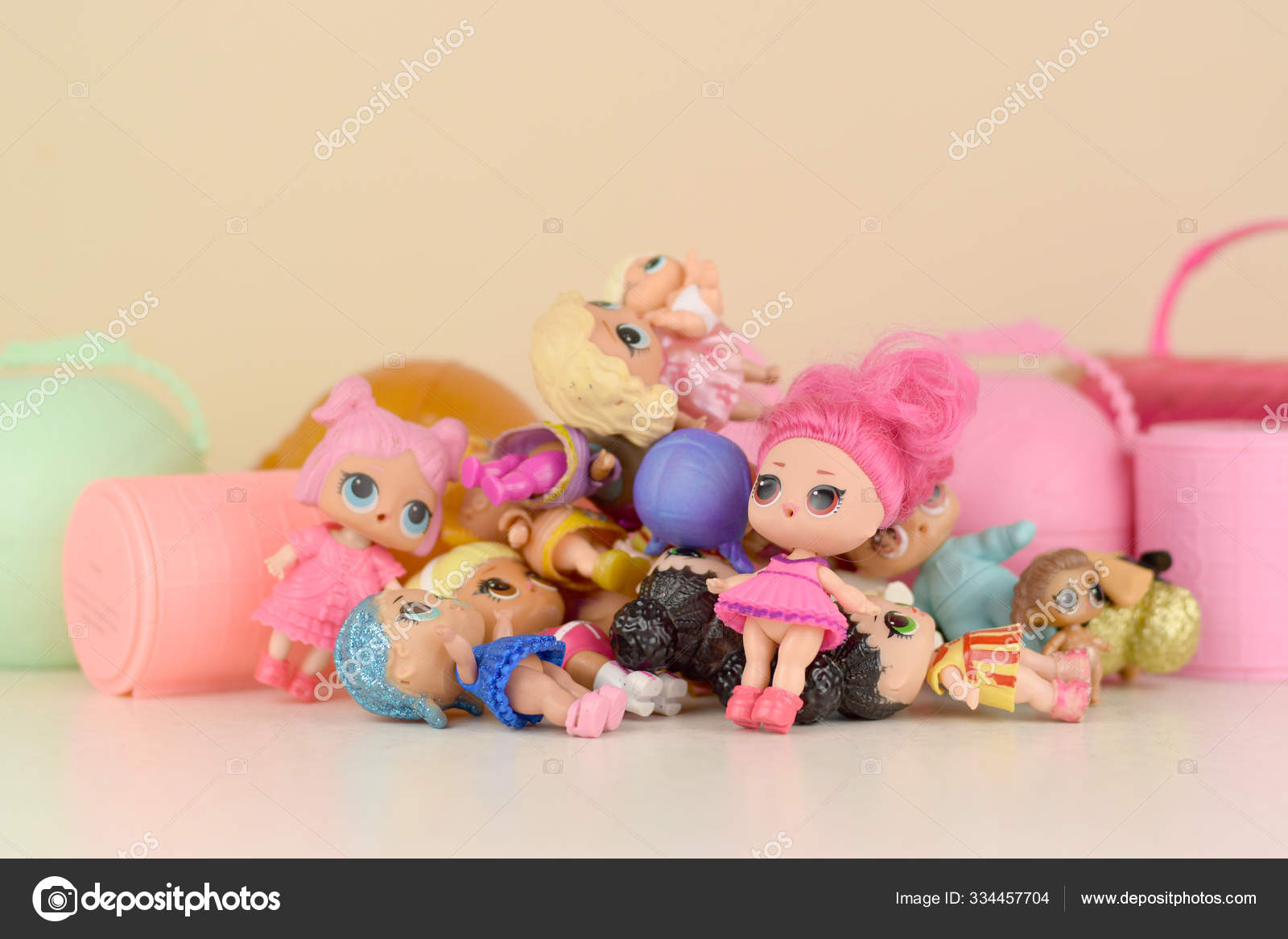 Muitas bonecas coloridas de pl stico LOL na mesa. LOL Surprise