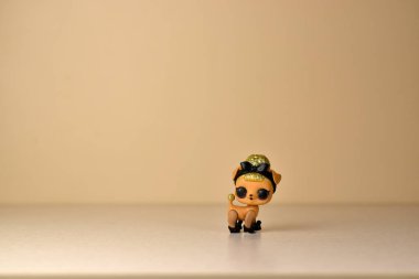 Masadaki renkli plastik Lol bebeği. Mga Entertainment tarafından üretilen Lol Sürpriz serisi oyuncakları..