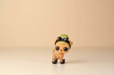 Masadaki renkli plastik Lol bebeği. Mga Entertainment tarafından üretilen Lol Sürpriz serisi oyuncakları..