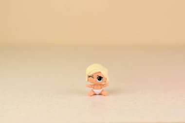 Masadaki renkli plastik Lol bebeği. Mga Entertainment tarafından üretilen Lol Sürpriz serisi oyuncakları..