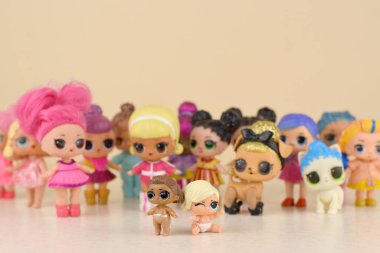 Masada bir sürü renkli plastik lolipop bebekleri var. Mga Entertainment tarafından üretilen Lol Sürpriz serisi oyuncakları..