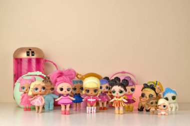 Masada bir sürü renkli plastik lolipop bebekleri var. Mga Entertainment tarafından üretilen Lol Sürpriz serisi oyuncakları..