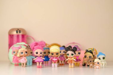 Masada bir sürü renkli plastik lolipop bebekleri var. Mga Entertainment tarafından üretilen Lol Sürpriz serisi oyuncakları..