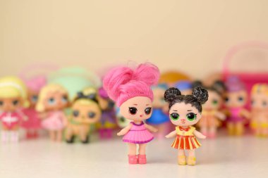 Masada bir sürü renkli plastik lolipop bebekleri var. Mga Entertainment tarafından üretilen Lol Sürpriz serisi oyuncakları..