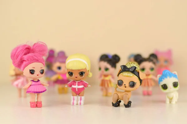 Muchas muñecas LOL de plástico de colores en la mesa. LOL Sorpresa juguetes de la serie fabricados por MGA Entertainment inc . — Foto de Stock