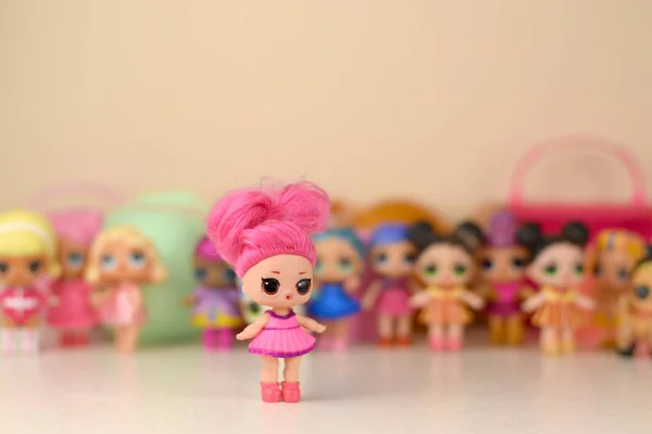 Molte bambole LOL colorate in plastica sul tavolo. Giocattoli della serie LOL Surprise prodotti da MGA Entertainment inc . — Foto Stock