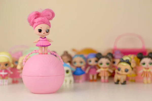 Muchas muñecas LOL de plástico de colores en la mesa. LOL Sorpresa juguetes de la serie fabricados por MGA Entertainment inc . — Foto de Stock