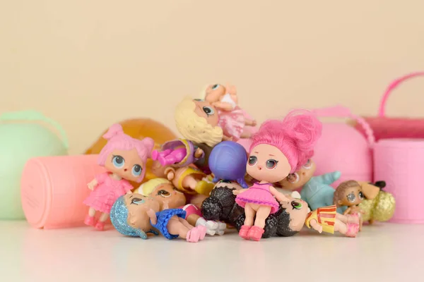 Muchas muñecas LOL de plástico de colores en la mesa. LOL Sorpresa juguetes de la serie fabricados por MGA Entertainment inc . — Foto de Stock