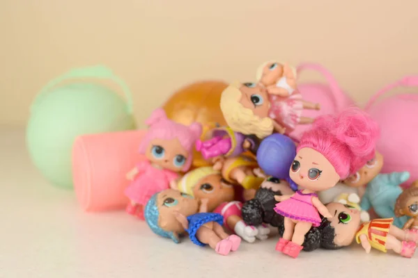 Muitas bonecas coloridas de plástico LOL na mesa. LOL Surprise série brinquedos fabricados pela MGA Entertainment inc . — Fotografia de Stock