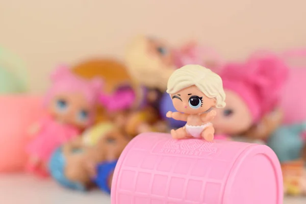 Viele bunte Plastik Lol Puppen auf dem Tisch. lol surprise series toys hergestellt von mga entertainment inc. — Stockfoto