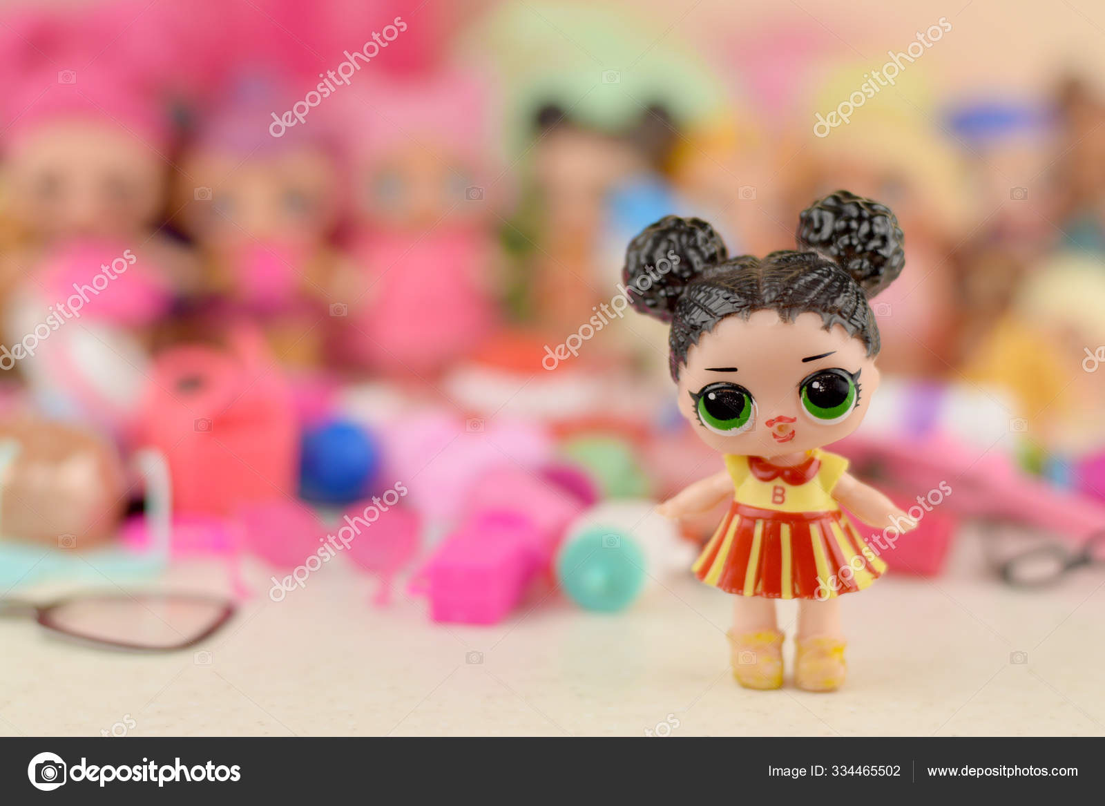 Many colorful plastic LOL dolls on LOL Surprise series toys