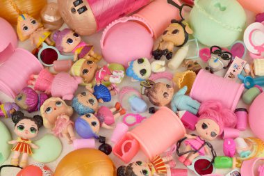 Masada bir sürü renkli plastik lolipop bebekleri var. Mga Entertainment tarafından üretilen Lol Sürpriz serisi oyuncakları..