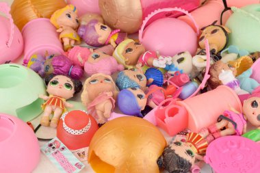 Masada bir sürü renkli plastik lolipop bebekleri var. Mga Entertainment tarafından üretilen Lol Sürpriz serisi oyuncakları..