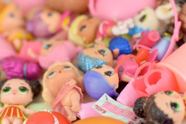 Masada bir sürü renkli plastik lolipop bebekleri var. Mga Entertainment tarafından üretilen Lol Sürpriz serisi oyuncakları..