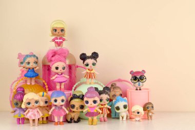 Masada bir sürü renkli plastik lolipop bebekleri var. Mga Entertainment tarafından üretilen Lol Sürpriz serisi oyuncakları..