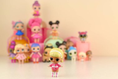 Masada bir sürü renkli plastik lolipop bebekleri var. Mga Entertainment tarafından üretilen Lol Sürpriz serisi oyuncakları..