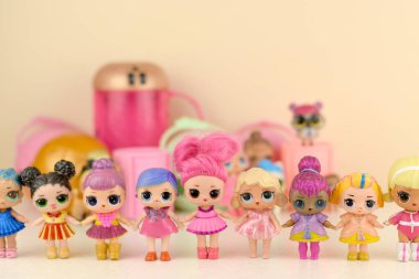 Masada bir sürü renkli plastik lolipop bebekleri var. Mga Entertainment tarafından üretilen Lol Sürpriz serisi oyuncakları..