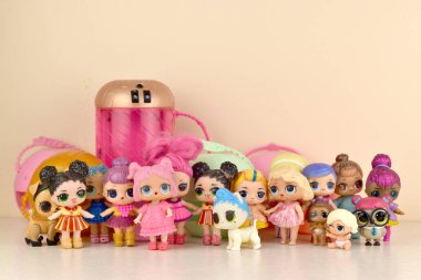 Masada bir sürü renkli plastik lolipop bebekleri var. Mga Entertainment tarafından üretilen Lol Sürpriz serisi oyuncakları..