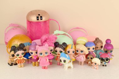 Masada bir sürü renkli plastik lolipop bebekleri var. Mga Entertainment tarafından üretilen Lol Sürpriz serisi oyuncakları..