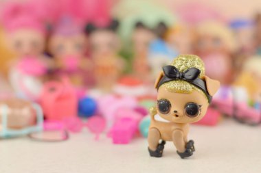 Masada bir sürü renkli plastik lolipop bebekleri var. Mga Entertainment tarafından üretilen Lol Sürpriz serisi oyuncakları..