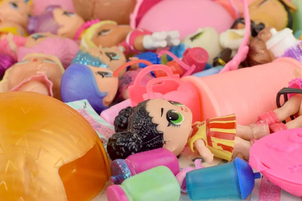 Viele bunte Plastik Lol Puppen auf dem Tisch. lol surprise series toys hergestellt von mga entertainment inc. — Stockfoto