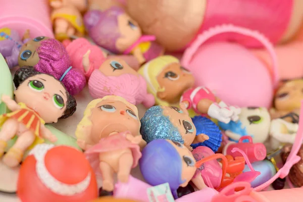 Muitas bonecas coloridas de plástico LOL na mesa. LOL Surprise série brinquedos fabricados pela MGA Entertainment inc . — Fotografia de Stock