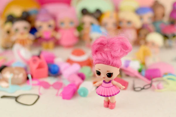 Muchas muñecas LOL de plástico de colores en la mesa. LOL Sorpresa juguetes de la serie fabricados por MGA Entertainment inc . — Foto de Stock