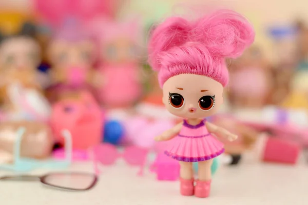 Muchas muñecas LOL de plástico de colores en la mesa. LOL Sorpresa juguetes de la serie fabricados por MGA Entertainment inc . — Foto de Stock